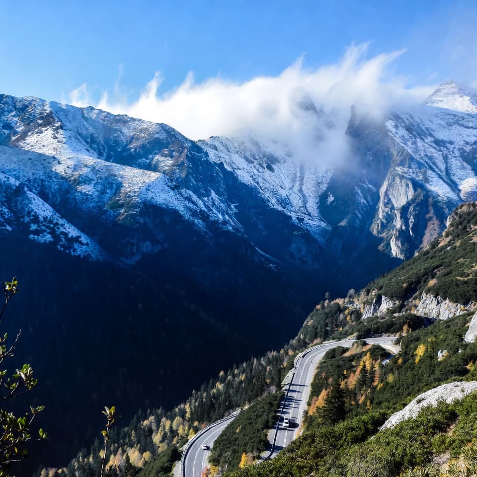 Malownicze szczyty górskie z zielonymi lasami i górskimi szlakami