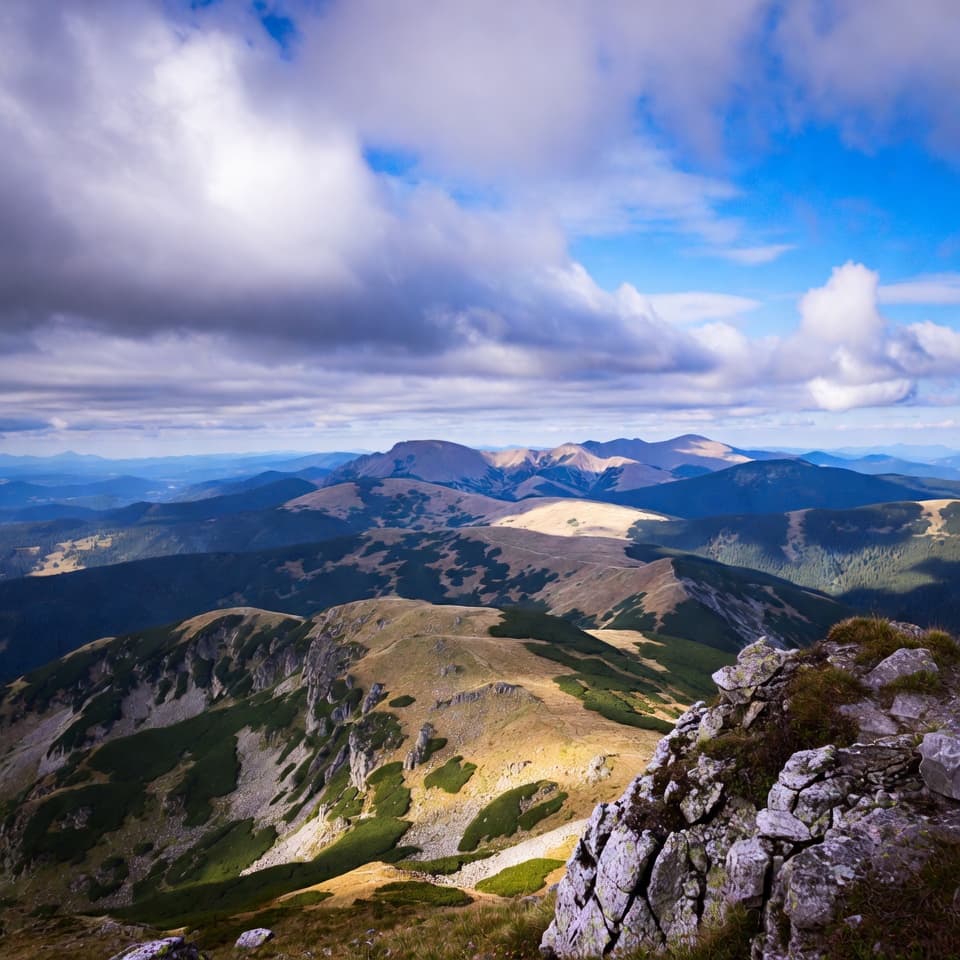 Karkonosze u podnóża Śnieżki z górskimi szlakami