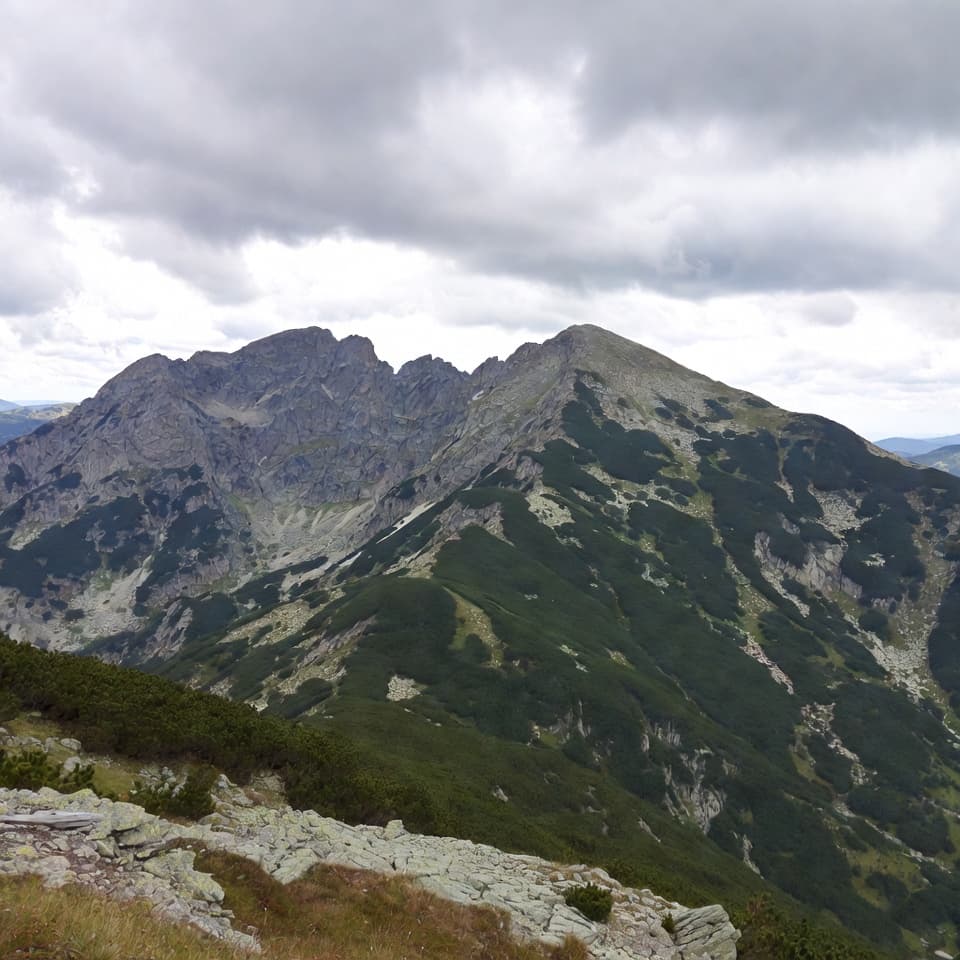 Sudety z malowniczymi szczytami, lasami i uzdrowiskami