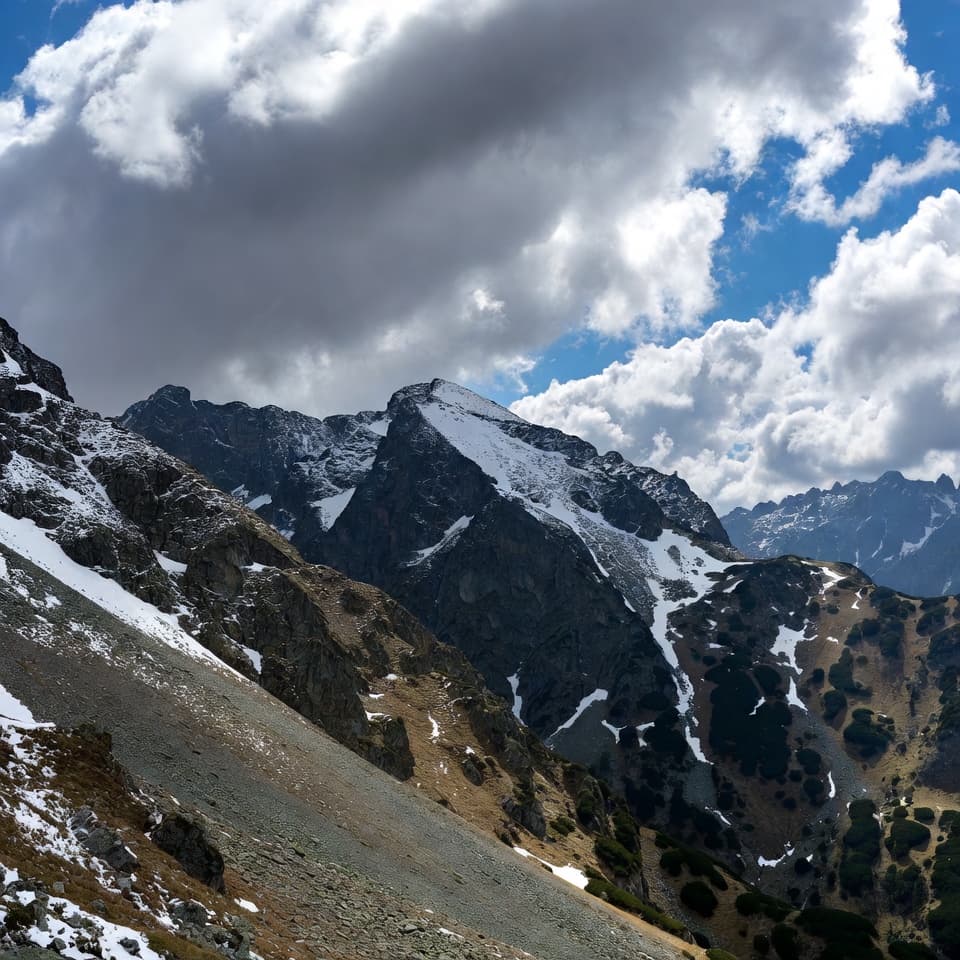 Tatry z widokiem na wysokie szczyty, góralska architektura i ośnieżone szczyty