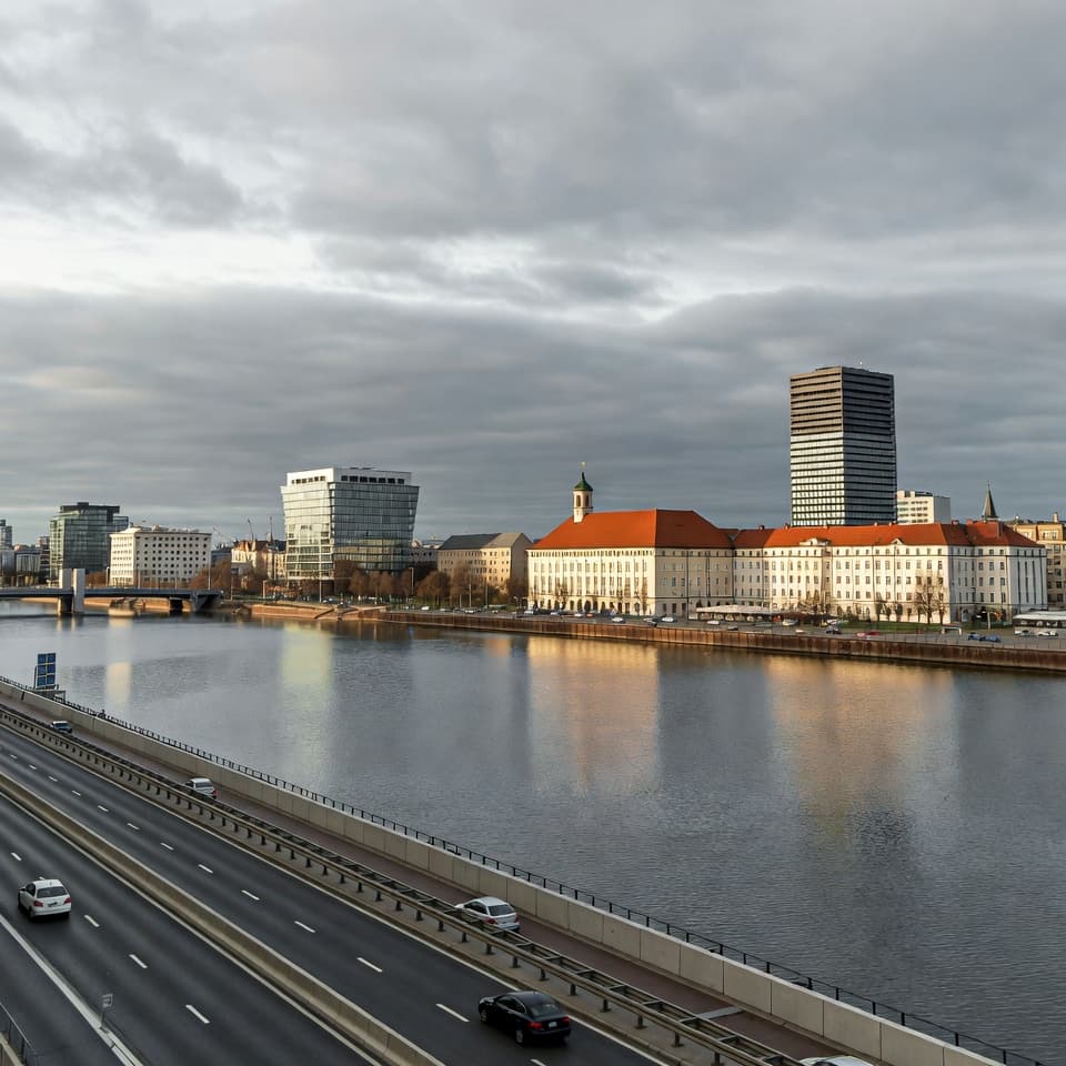 Trójmiasto z kolorowymi kamienicami nad Motławą i historycznym portem