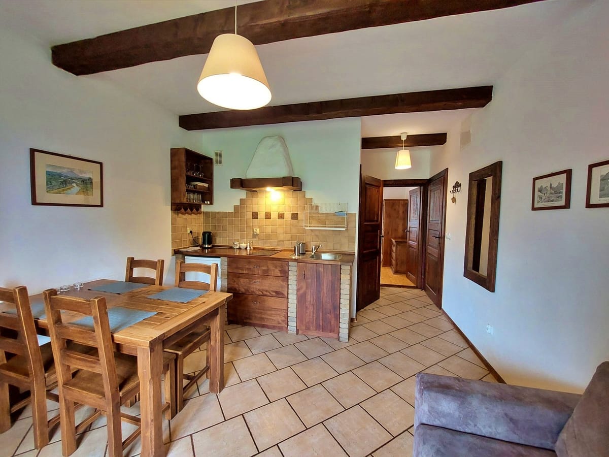 Apartament na parterze z wyposażonym aneksem kuchennym i balkonem