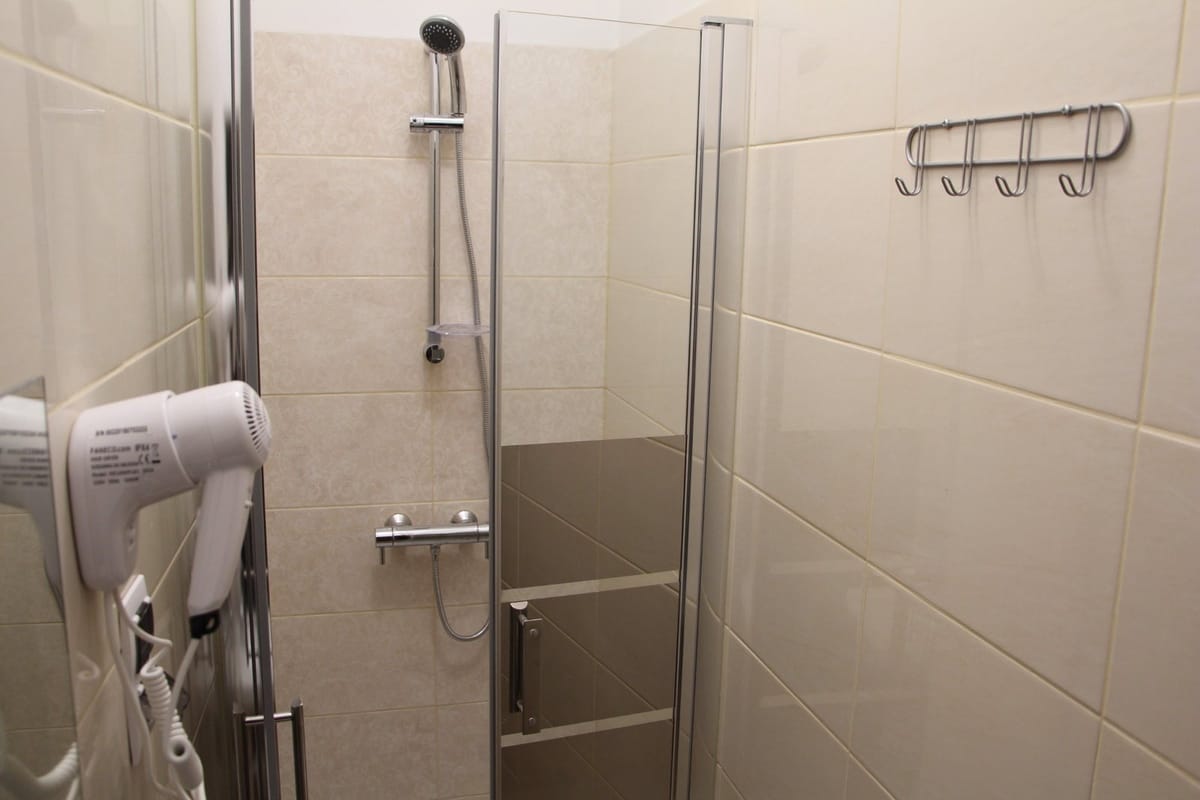 Mały pokój z 2 łóżkami pojedynczymi