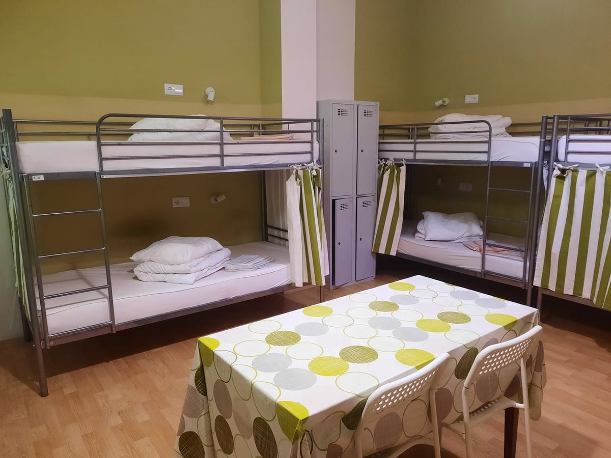 Łóżko pojedyncze w pokoju wieloosobowym dla mężczyzn