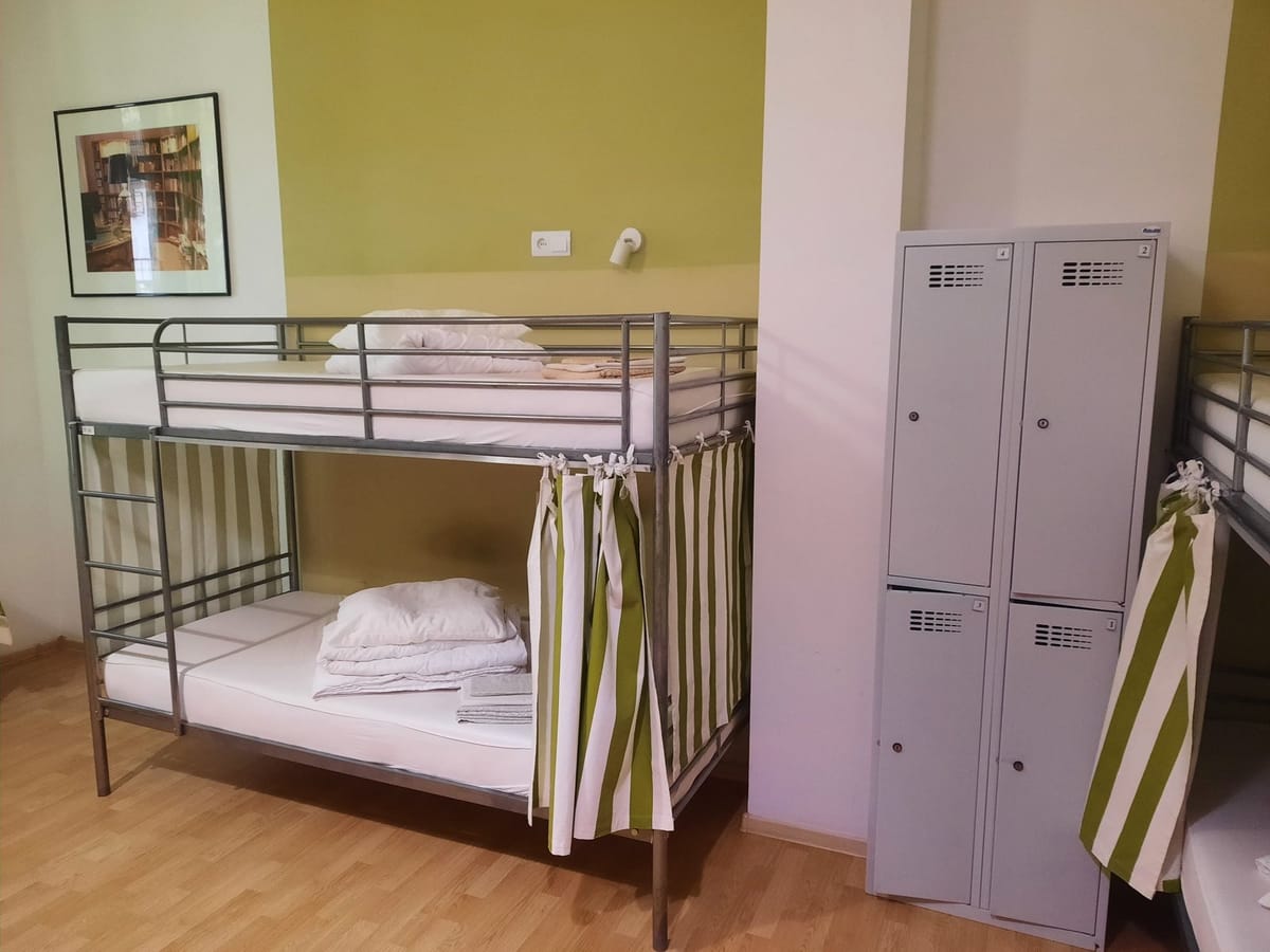 Łóżko pojedyncze w pokoju wieloosobowym dla mężczyzn
