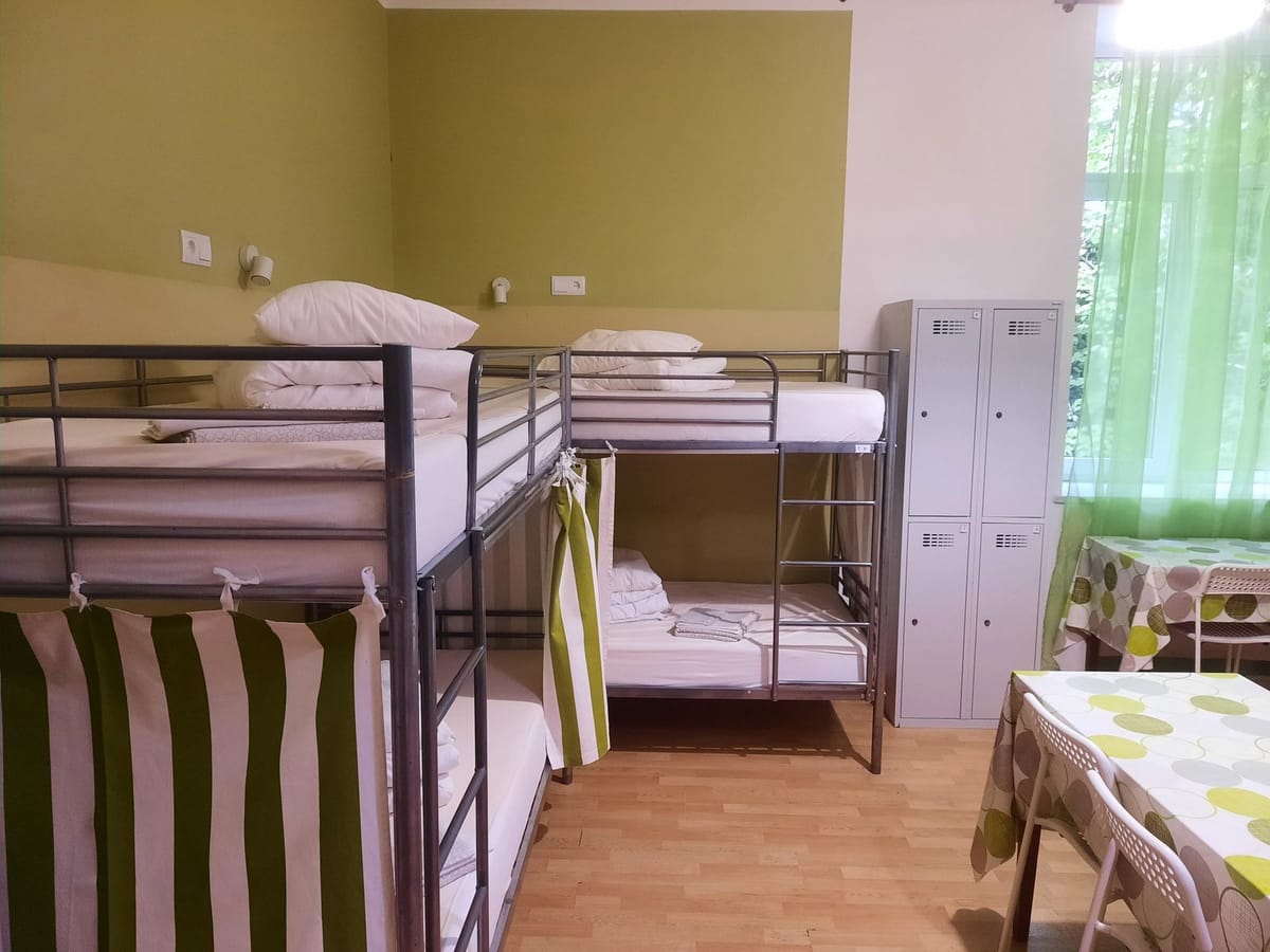 Łóżko pojedyncze w pokoju wieloosobowym dla mężczyzn