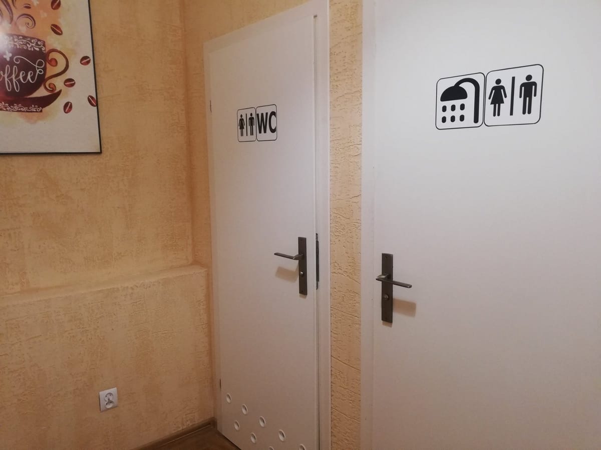Łóżko w koedukacyjnym pokoju wieloosobowym dla 10 osób