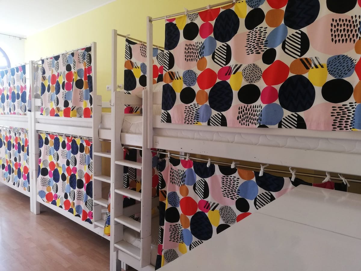 Łóżko w koedukacyjnym pokoju wieloosobowym dla 10 osób