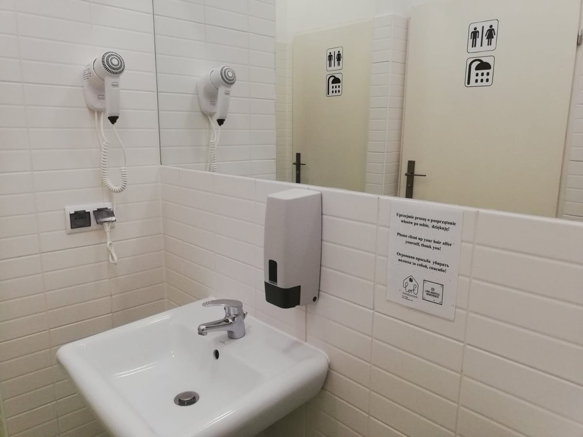 Łóżko pojedyncze w koedukacyjnym pokoju wieloosobowym