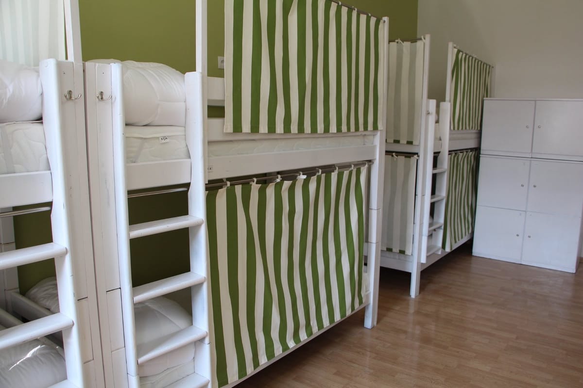 Łóżko pojedyncze w koedukacyjnym pokoju wieloosobowym