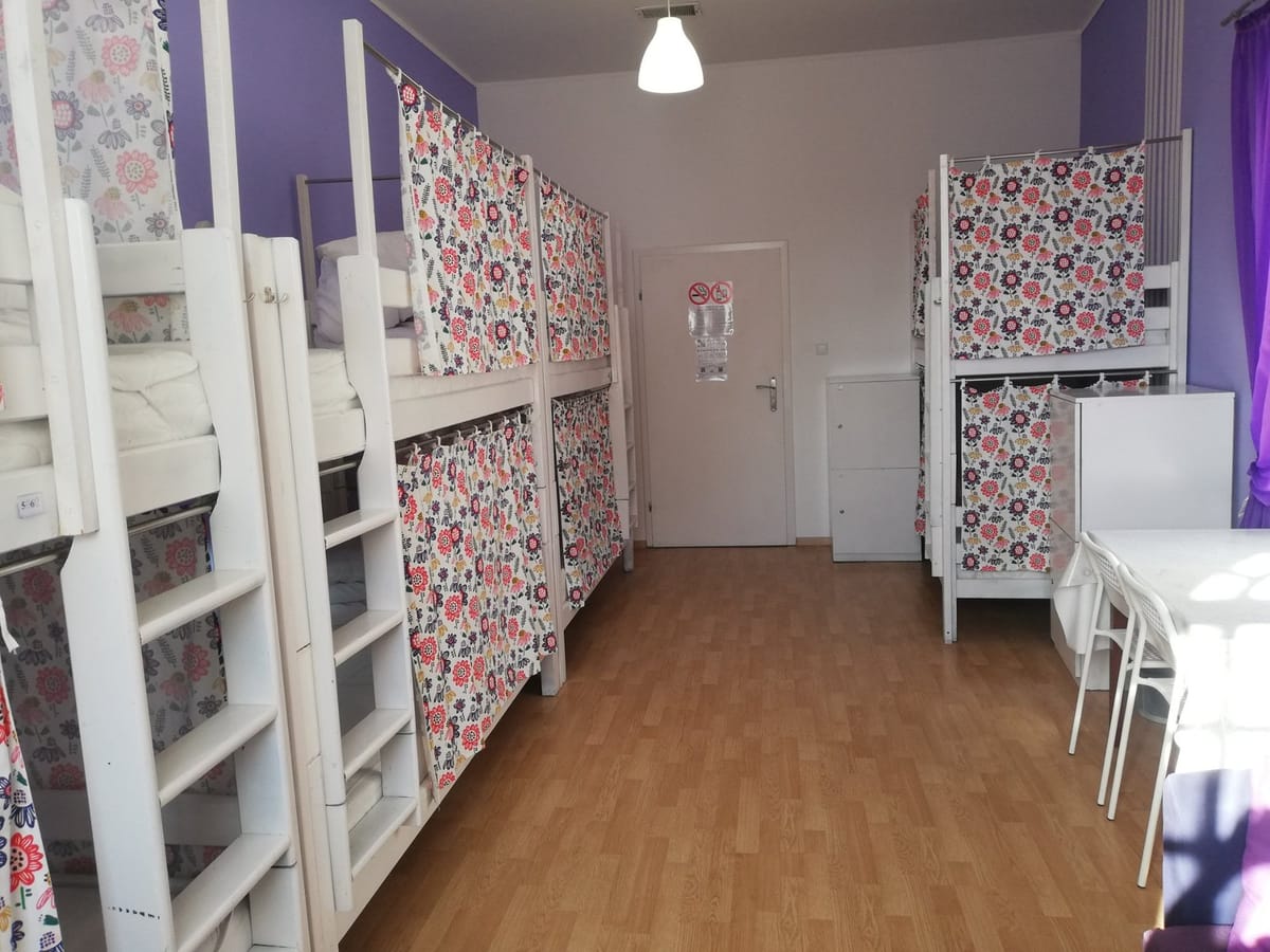 Łóżko w koedukacyjnym pokoju wieloosobowym dla 8 osób