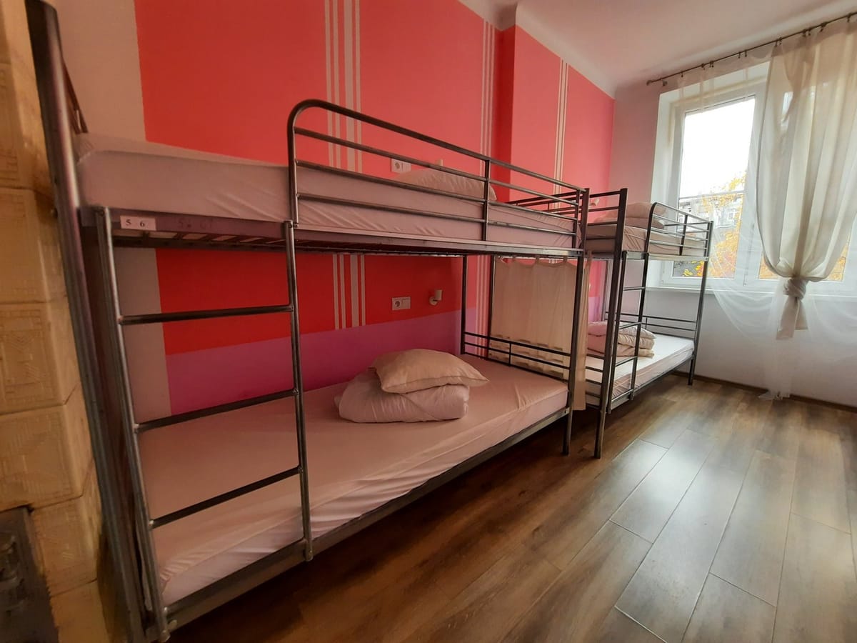 Łóżko w żeńskim pokoju wieloosobowym dla 6 osób