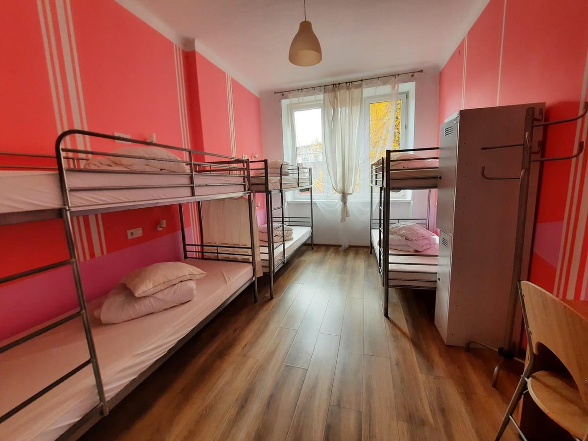 Łóżko w żeńskim pokoju wieloosobowym dla 6 osób