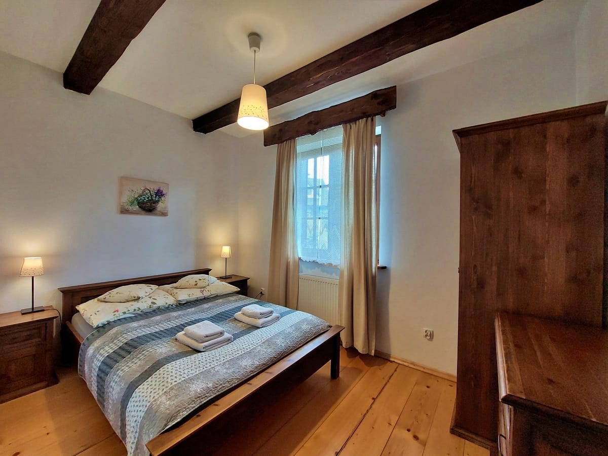Apartament na parterze z wyposażonym aneksem kuchennym i balkonem