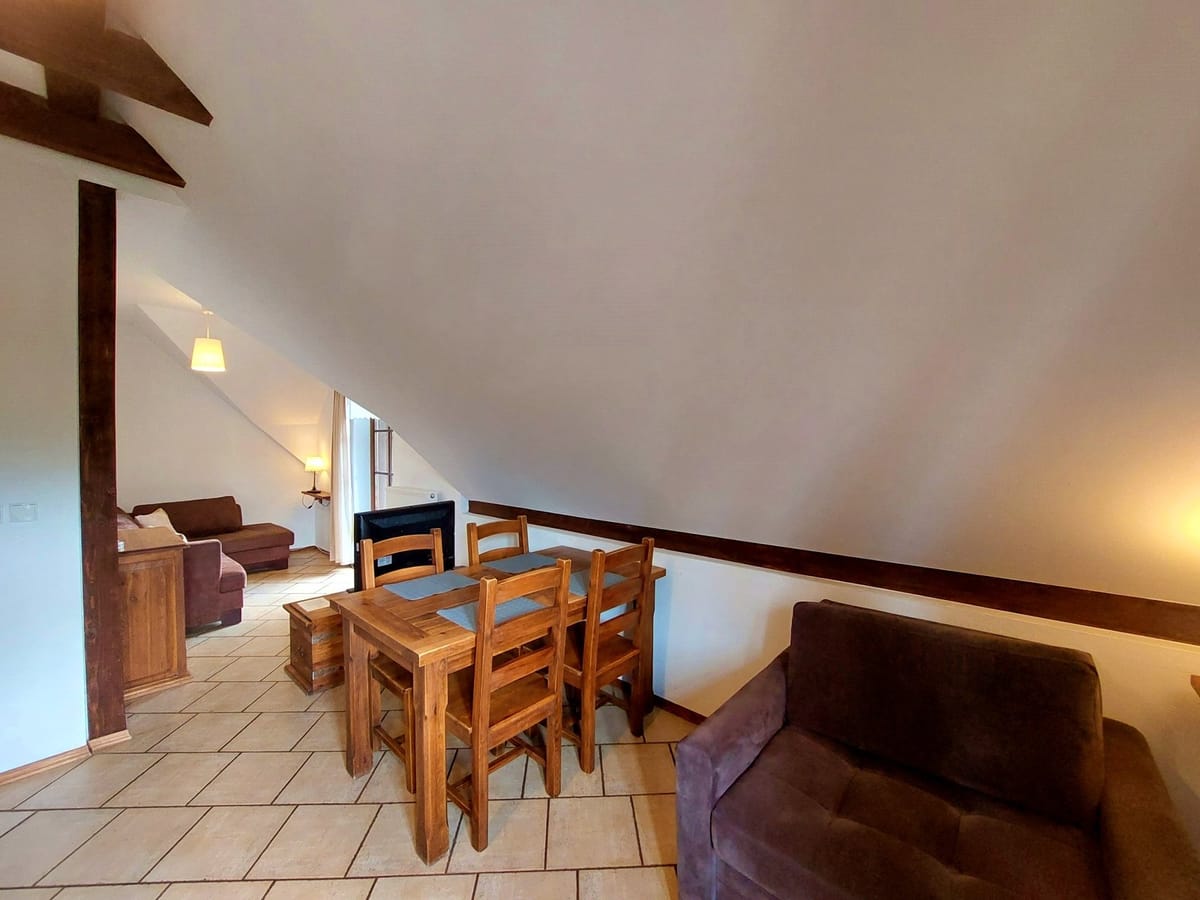 Apartament na piętrze z aneksem kuchennym i balkonem